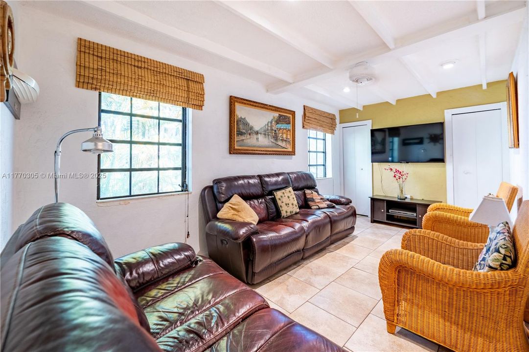 Recently Sold: $510,000 (3 beds, 2 baths, 1551 Square Feet)