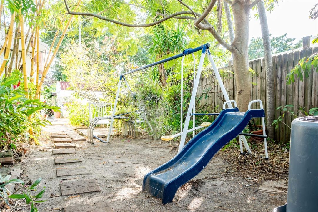 Recently Sold: $510,000 (3 beds, 2 baths, 1551 Square Feet)