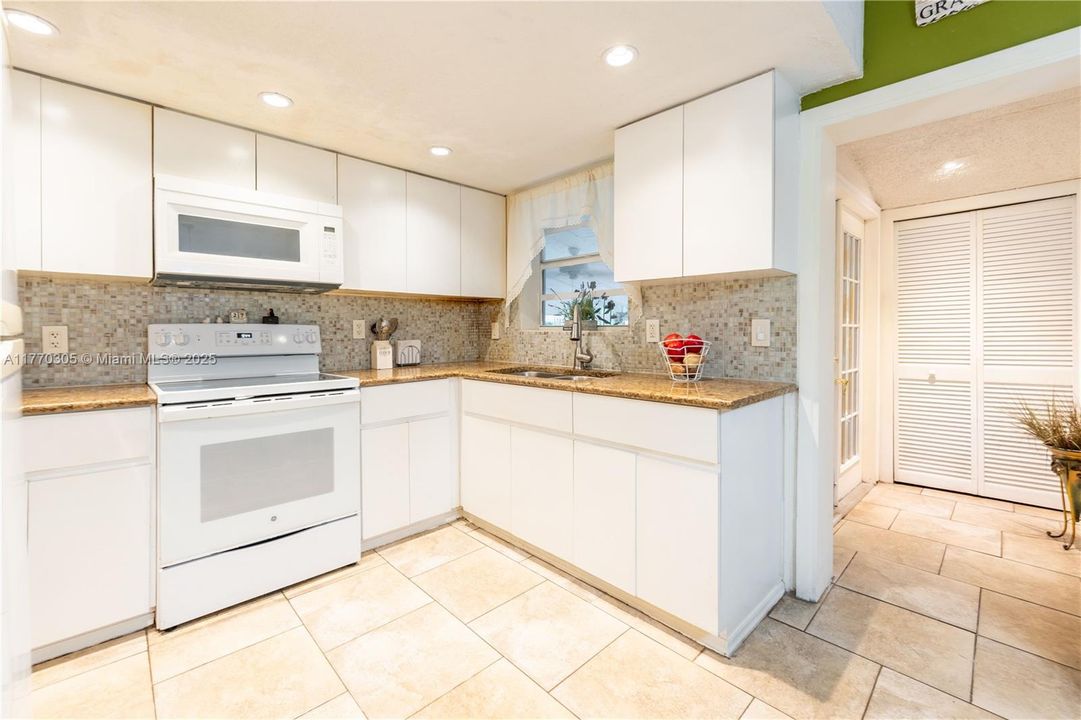 Recently Sold: $510,000 (3 beds, 2 baths, 1551 Square Feet)