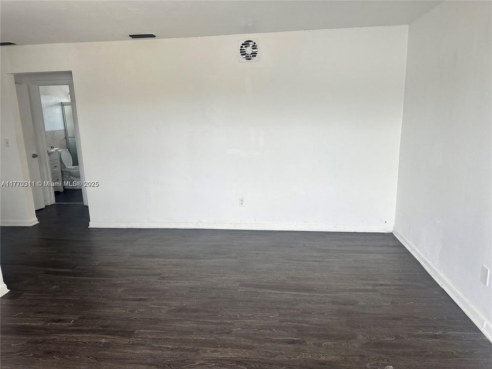 Recently Rented: $1,600 (1 beds, 1 baths, 870 Square Feet)