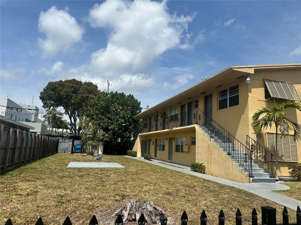 Recently Rented: $1,600 (1 beds, 1 baths, 870 Square Feet)