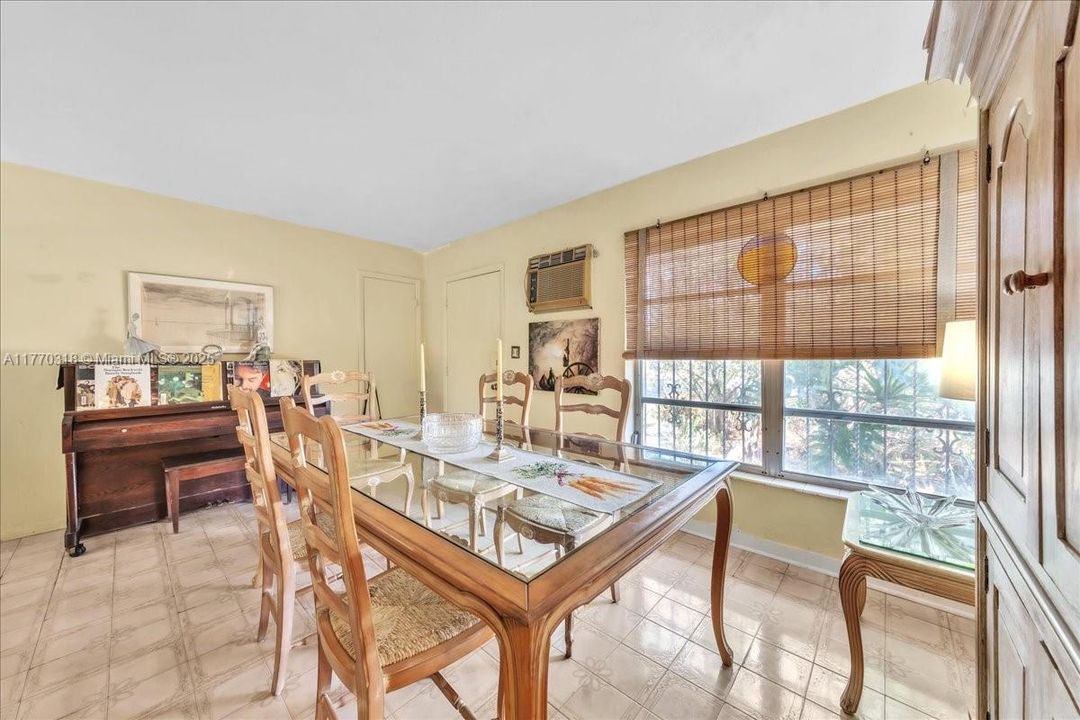 Recently Sold: $435,000 (3 beds, 1 baths, 1058 Square Feet)