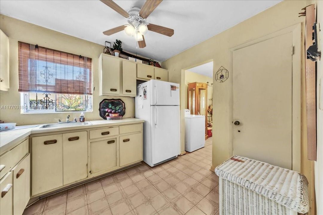 Recently Sold: $435,000 (3 beds, 1 baths, 1058 Square Feet)