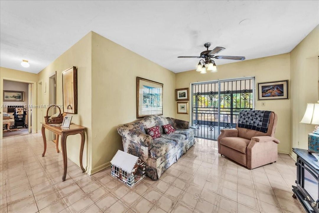 Recently Sold: $435,000 (3 beds, 1 baths, 1058 Square Feet)