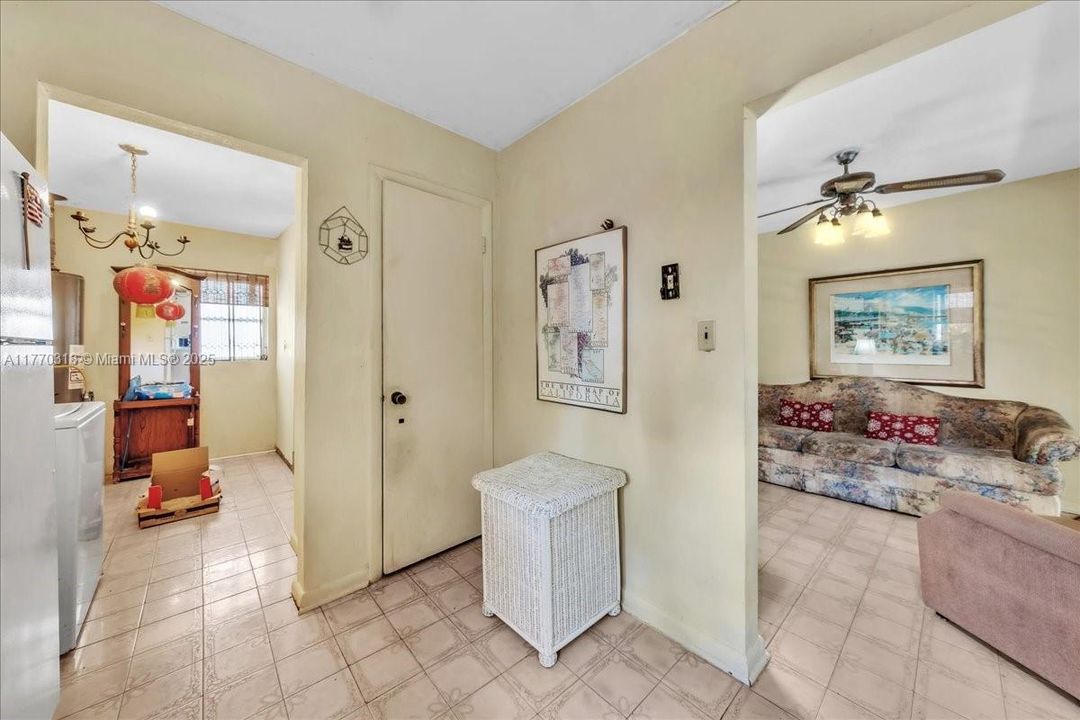 Recently Sold: $435,000 (3 beds, 1 baths, 1058 Square Feet)