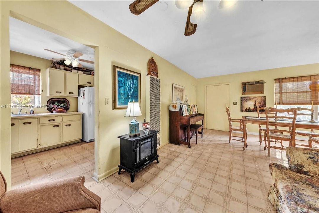 Recently Sold: $435,000 (3 beds, 1 baths, 1058 Square Feet)