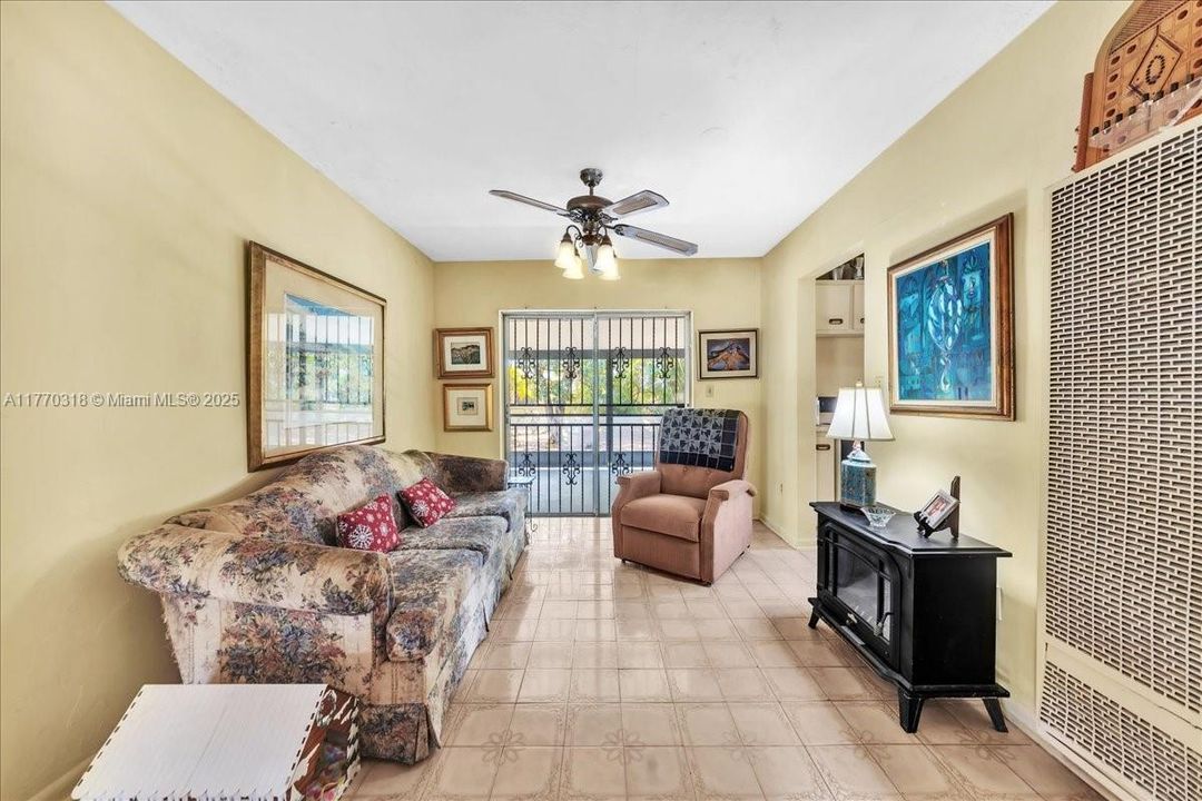 Recently Sold: $435,000 (3 beds, 1 baths, 1058 Square Feet)