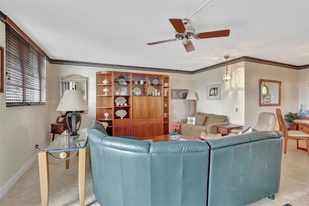 Vendido Recientemente: $269,900 (2 camas, 2 baños, 1180 Pies cuadrados)