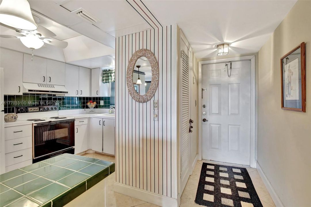 Vendido Recientemente: $269,900 (2 camas, 2 baños, 1180 Pies cuadrados)