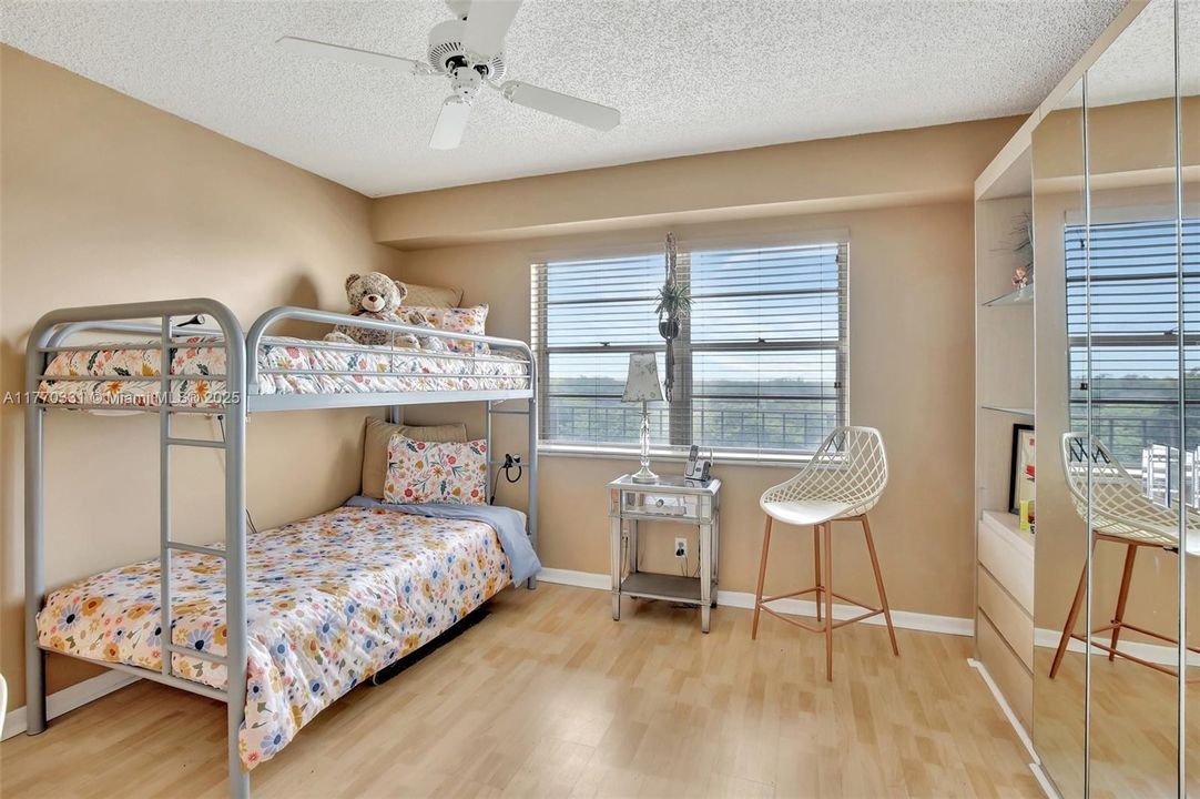 Vendido Recientemente: $269,900 (2 camas, 2 baños, 1180 Pies cuadrados)