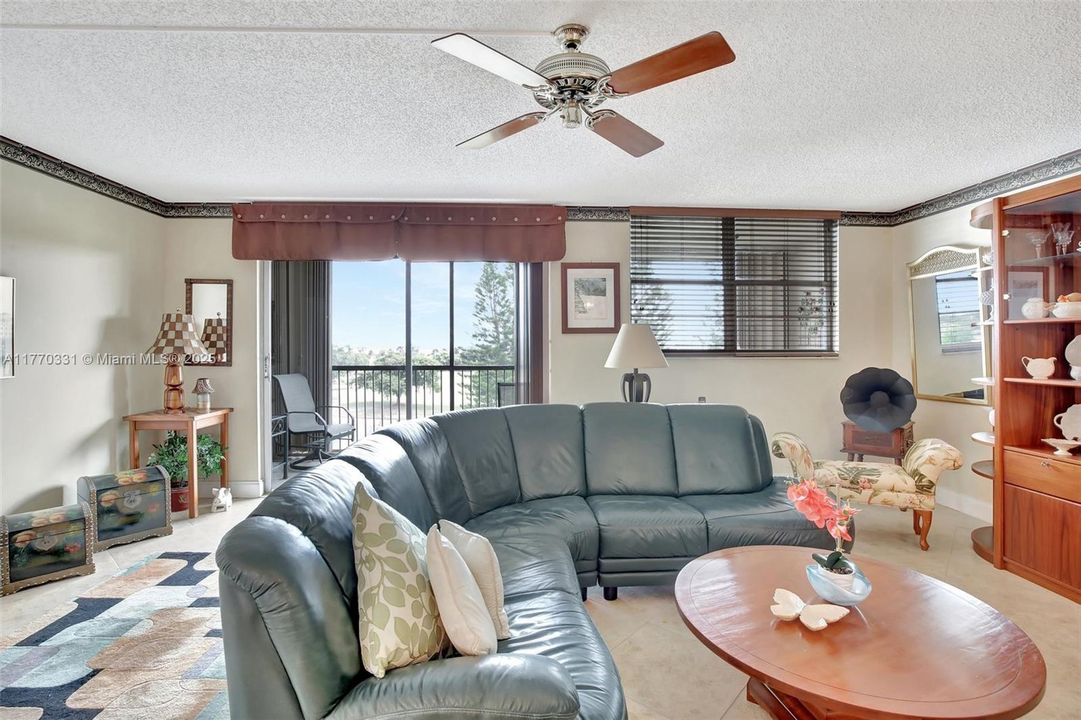 Vendido Recientemente: $269,900 (2 camas, 2 baños, 1180 Pies cuadrados)