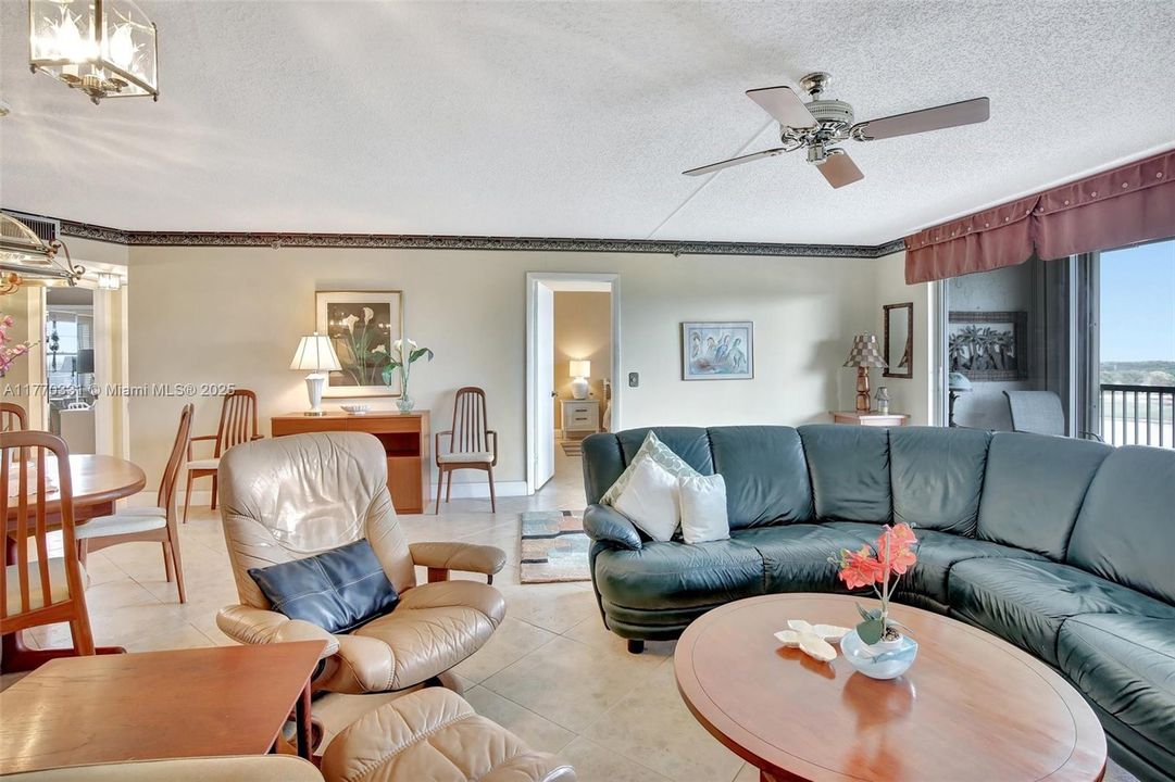 Vendido Recientemente: $269,900 (2 camas, 2 baños, 1180 Pies cuadrados)