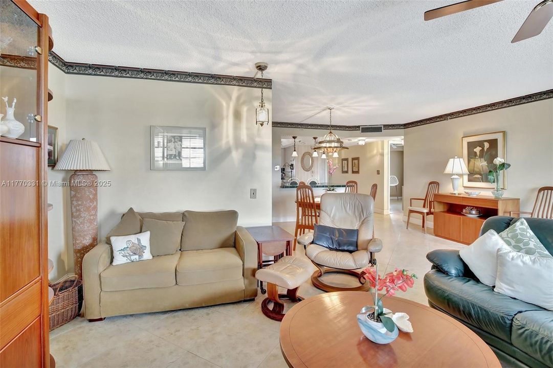 Vendido Recientemente: $269,900 (2 camas, 2 baños, 1180 Pies cuadrados)