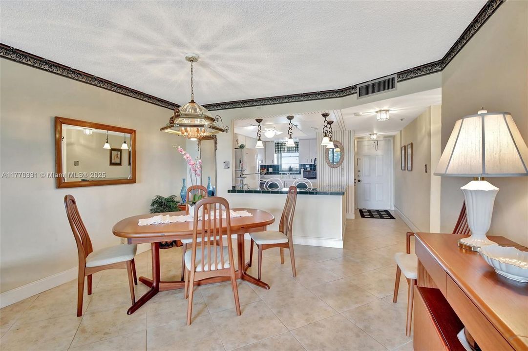 Vendido Recientemente: $269,900 (2 camas, 2 baños, 1180 Pies cuadrados)