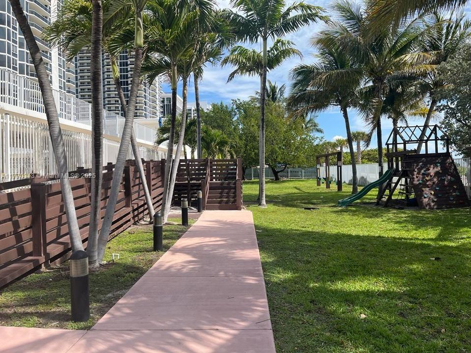 Недавно продано: $750,000 (2 спален, 2 ванн, 1134 Квадратных фут)