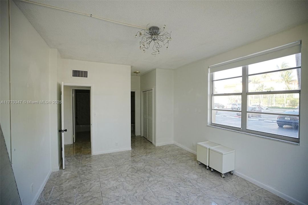 合同活跃: $280,000 (2 贝兹, 2 浴室, 1178 平方英尺)