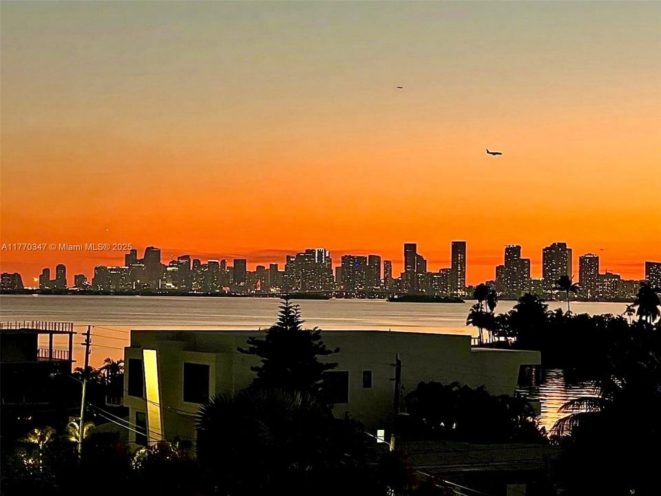 合同活跃: $280,000 (2 贝兹, 2 浴室, 1178 平方英尺)