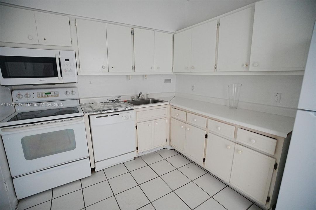 合同活跃: $280,000 (2 贝兹, 2 浴室, 1178 平方英尺)