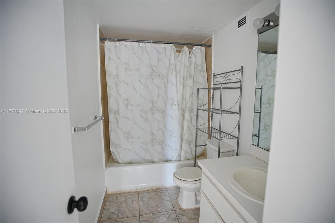 合同活跃: $280,000 (2 贝兹, 2 浴室, 1178 平方英尺)