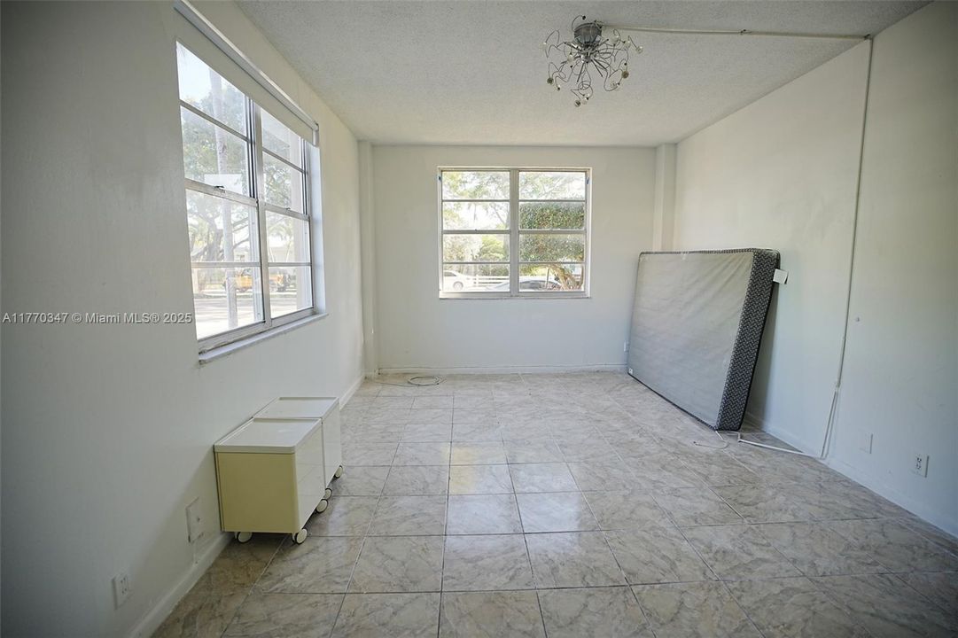 合同活跃: $280,000 (2 贝兹, 2 浴室, 1178 平方英尺)