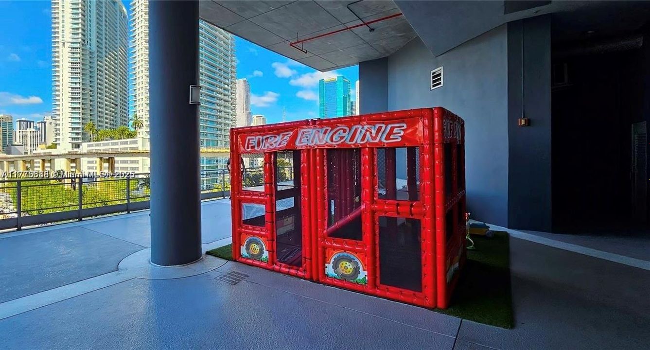 Recently Rented: $3,100 (1 beds, 1 baths, 795 Square Feet)