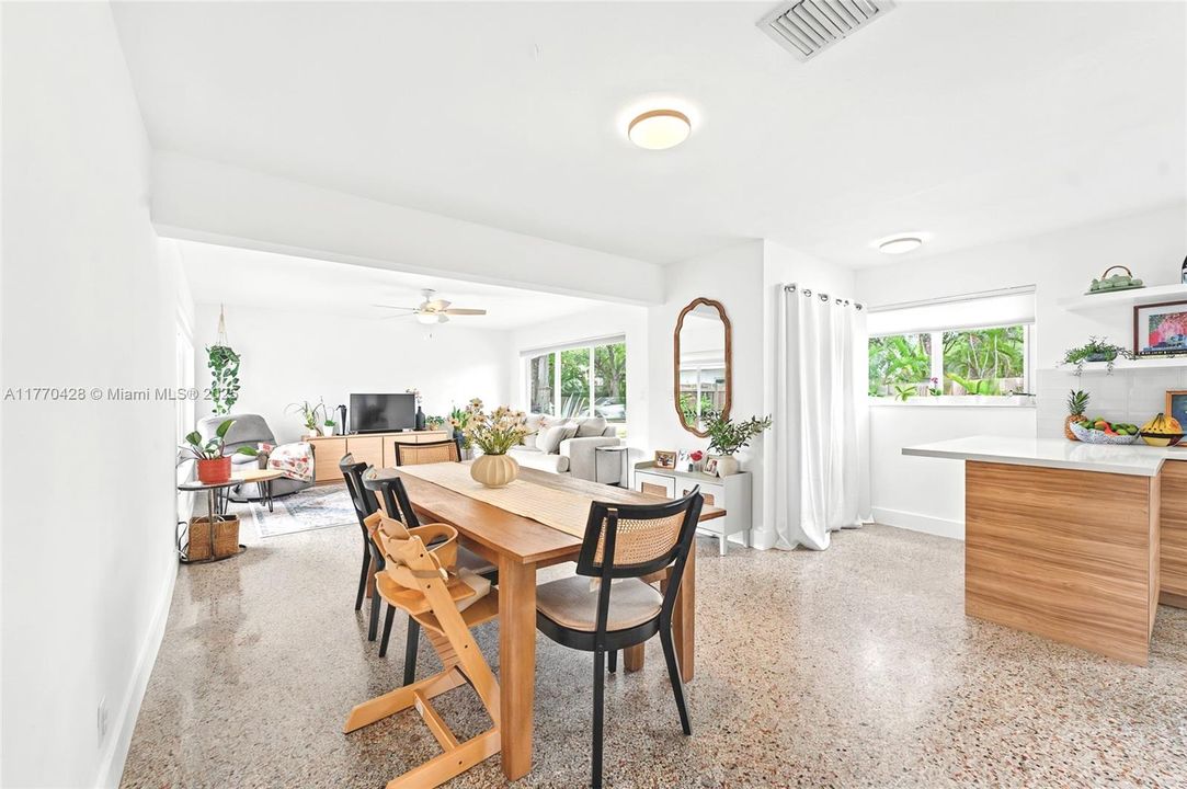 Vendido Recientemente: $569,000 (3 camas, 2 baños, 1520 Pies cuadrados)