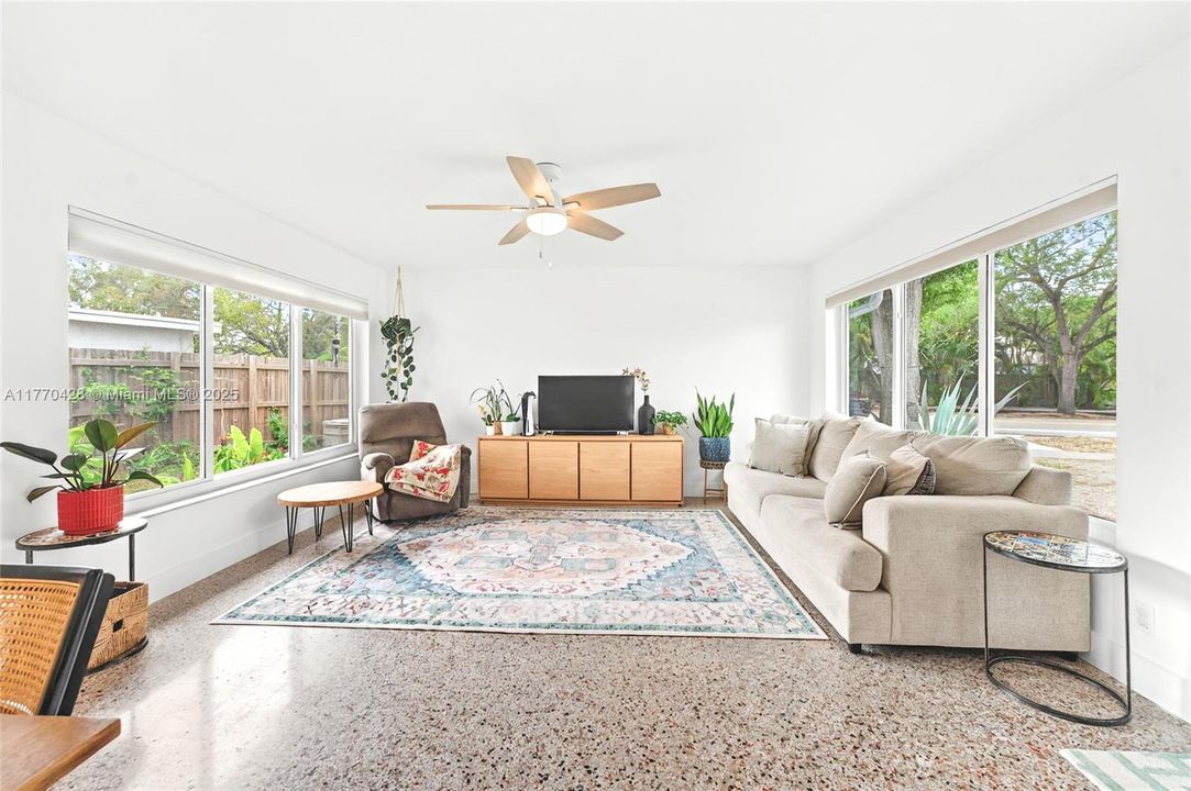 Vendido Recientemente: $569,000 (3 camas, 2 baños, 1520 Pies cuadrados)