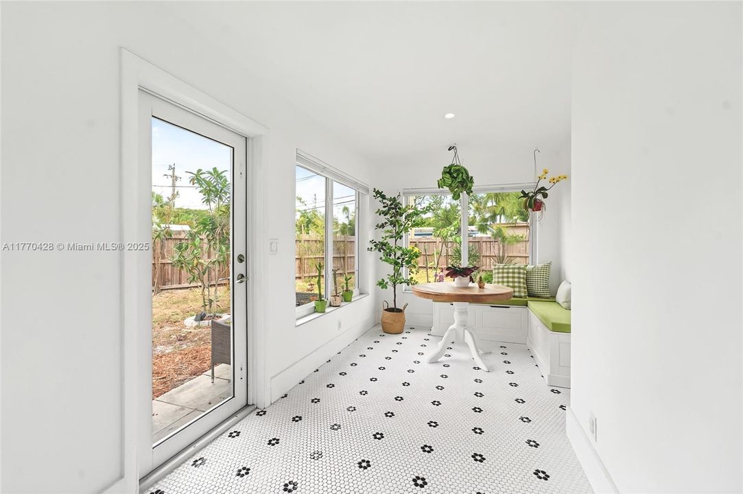 Vendido Recientemente: $569,000 (3 camas, 2 baños, 1520 Pies cuadrados)