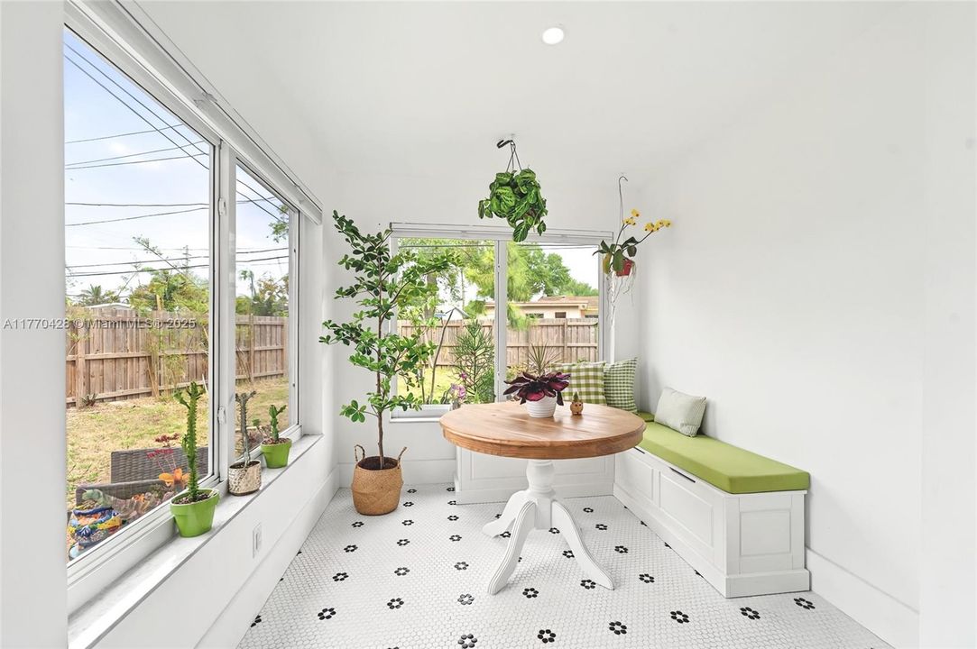 Vendido Recientemente: $569,000 (3 camas, 2 baños, 1520 Pies cuadrados)