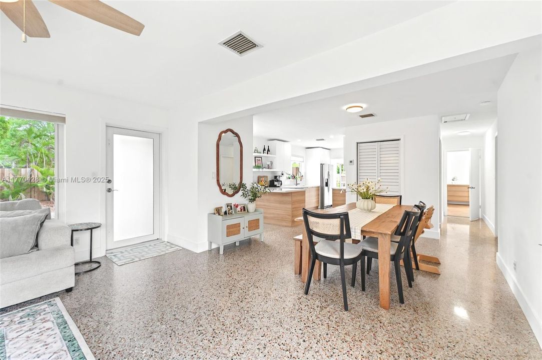 Vendido Recientemente: $569,000 (3 camas, 2 baños, 1520 Pies cuadrados)