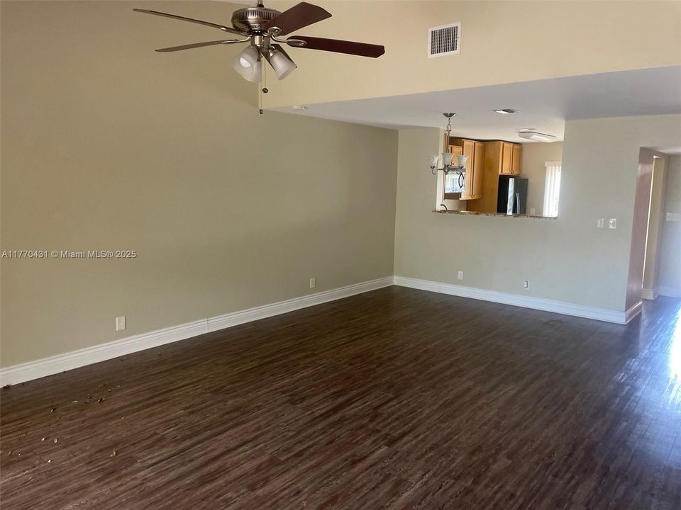 Недавно продано: $361,000 (2 спален, 2 ванн, 1258 Квадратных фут)