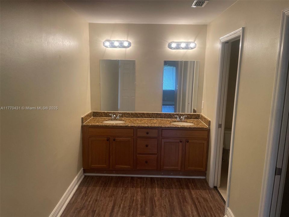 Недавно продано: $361,000 (2 спален, 2 ванн, 1258 Квадратных фут)