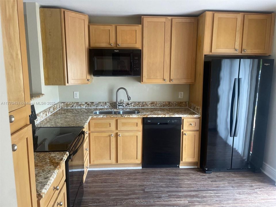 Недавно продано: $361,000 (2 спален, 2 ванн, 1258 Квадратных фут)