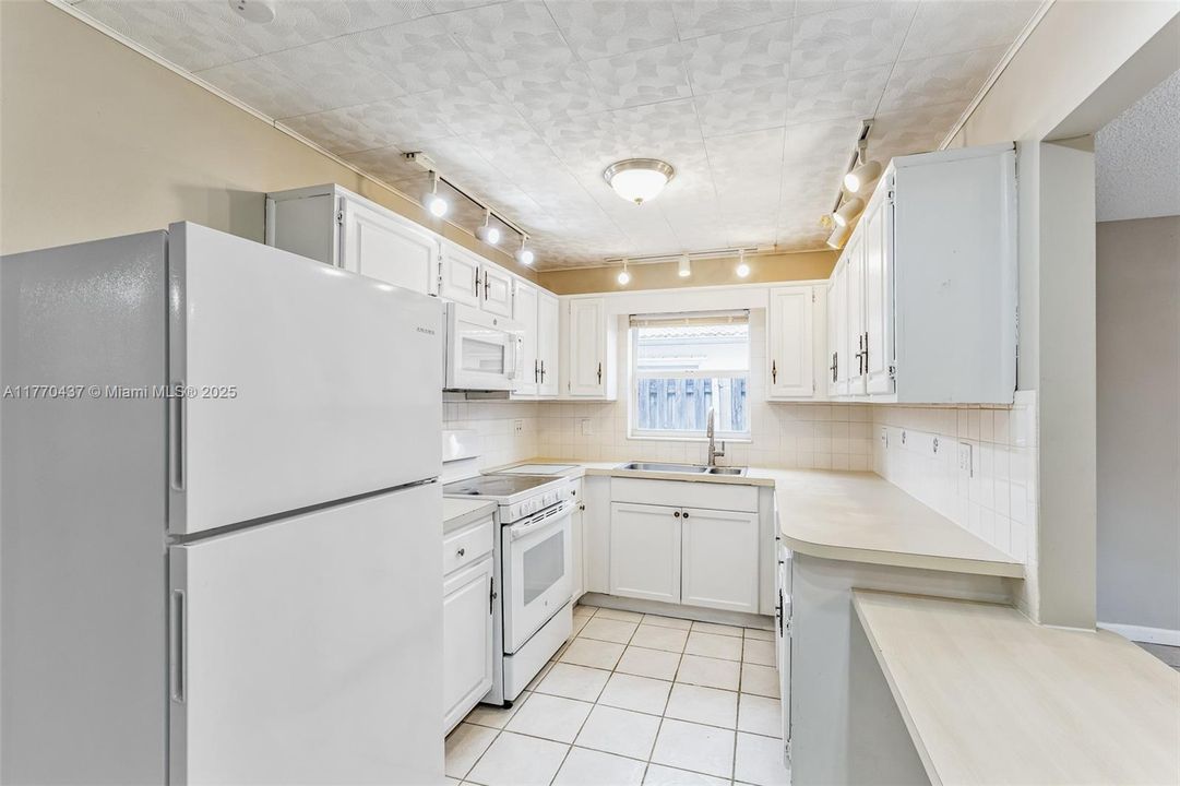 Recently Sold: $533,000 (3 beds, 2 baths, 2195 Square Feet)