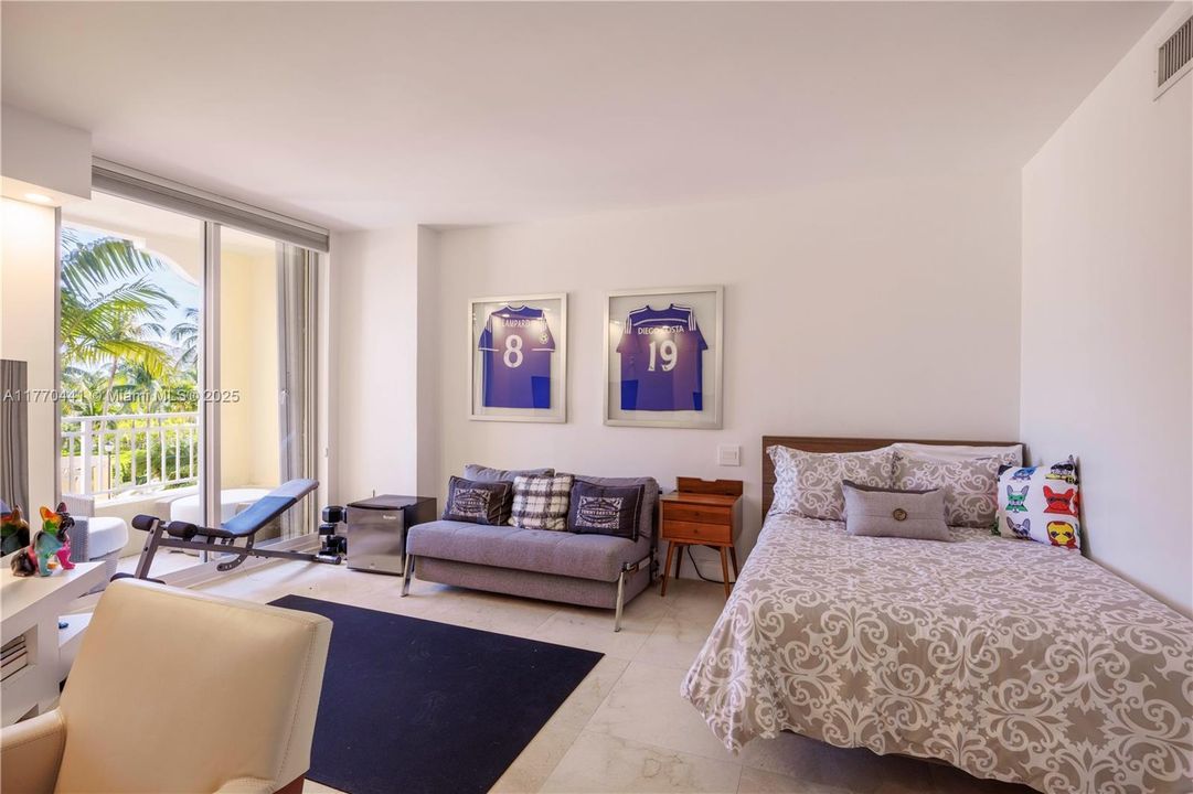 For Sale: $3,100,000 (3 beds, 4 baths, 3091 Square Feet)
