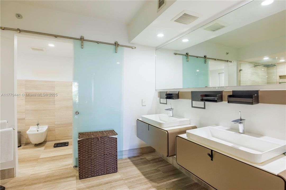 For Sale: $3,100,000 (3 beds, 4 baths, 3091 Square Feet)