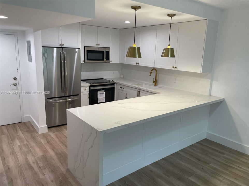 For Sale: $399,000 (1 beds, 1 baths, 744 Square Feet)