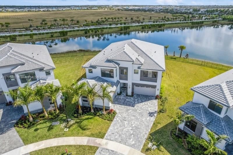 Recently Sold: $2,748,000 (5 beds, 5 baths, 5260 Square Feet)