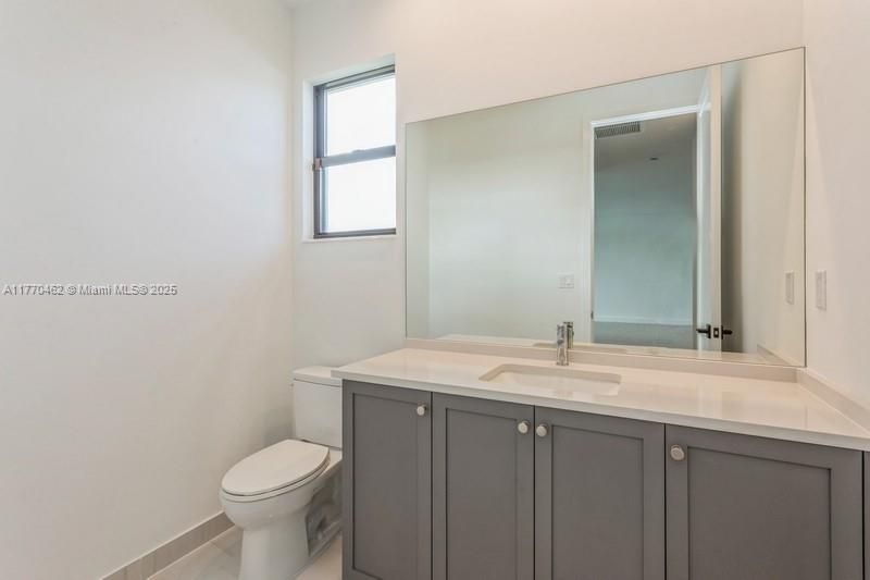 Recently Sold: $2,748,000 (5 beds, 5 baths, 5260 Square Feet)