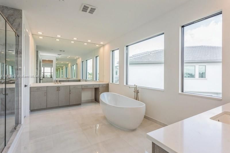 Recently Sold: $2,748,000 (5 beds, 5 baths, 5260 Square Feet)