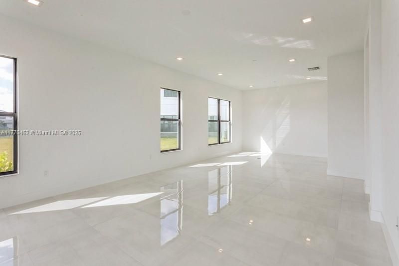 Recently Sold: $2,748,000 (5 beds, 5 baths, 5260 Square Feet)