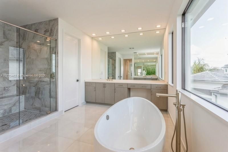 Recently Sold: $2,748,000 (5 beds, 5 baths, 5260 Square Feet)