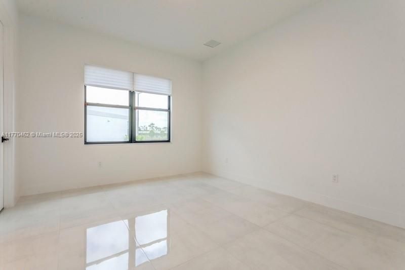 Recently Sold: $2,748,000 (5 beds, 5 baths, 5260 Square Feet)