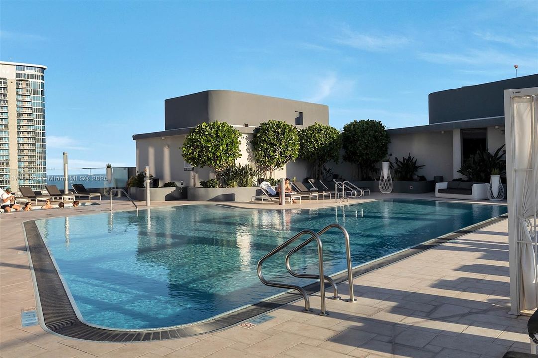 Sky Club 64th Floor Rooftop Pool