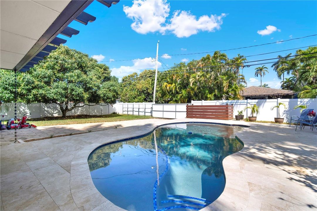 Recently Sold: $975,000 (3 beds, 2 baths, 1469 Square Feet)