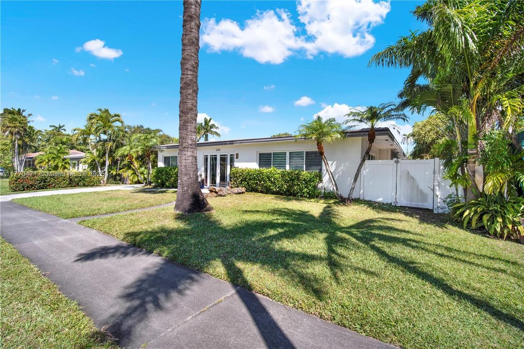 Recently Sold: $975,000 (3 beds, 2 baths, 1469 Square Feet)