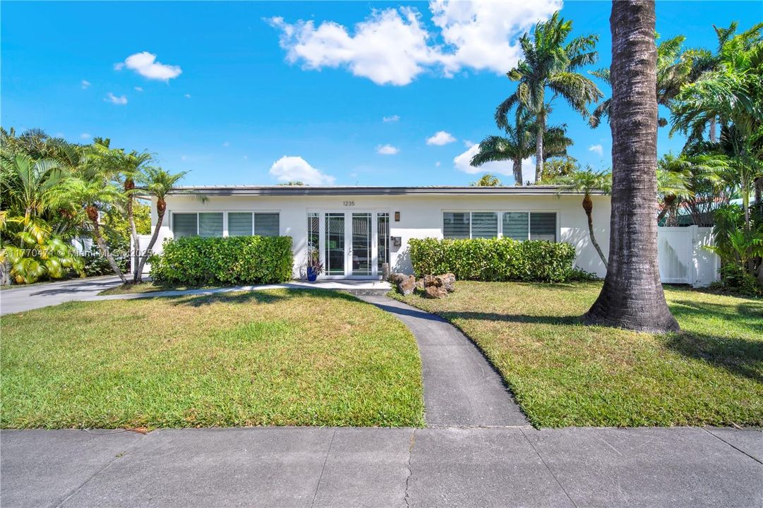 Recently Sold: $975,000 (3 beds, 2 baths, 1469 Square Feet)