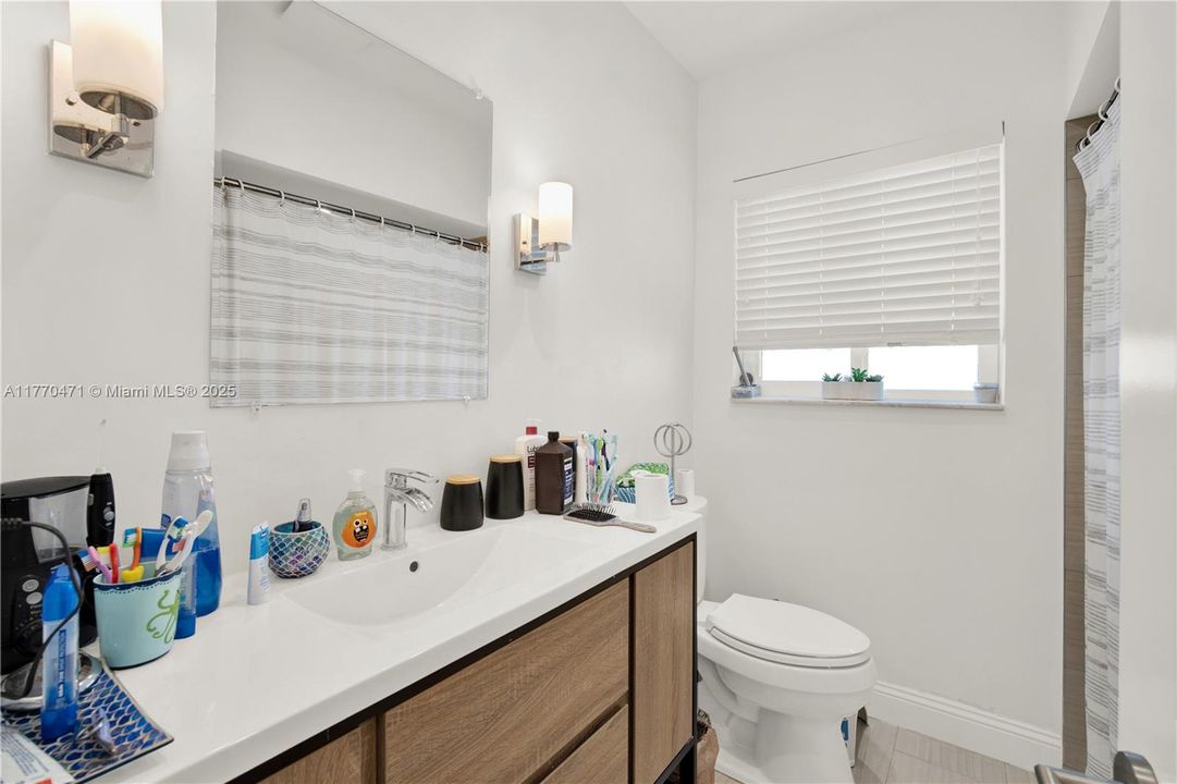 Recently Sold: $975,000 (3 beds, 2 baths, 1469 Square Feet)