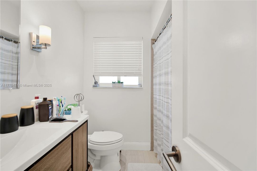 Recently Sold: $975,000 (3 beds, 2 baths, 1469 Square Feet)