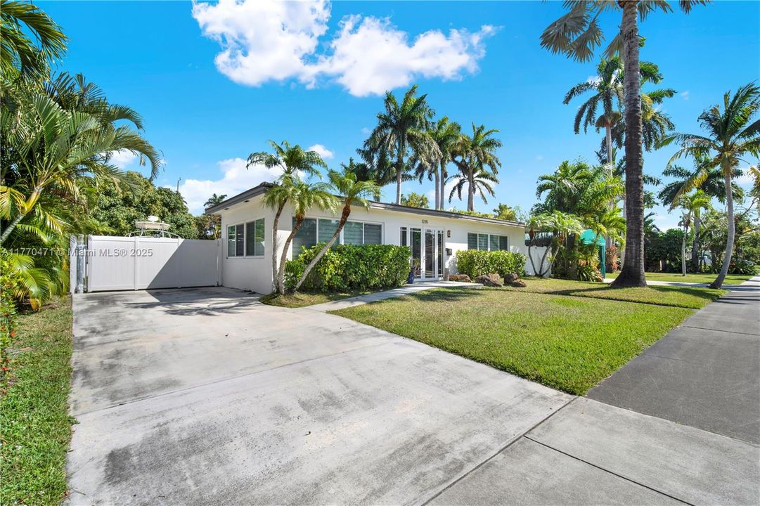 Recently Sold: $975,000 (3 beds, 2 baths, 1469 Square Feet)